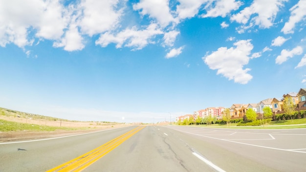 Ponto de vista POV - Bairro suburbano típico em torno da área de Denver.