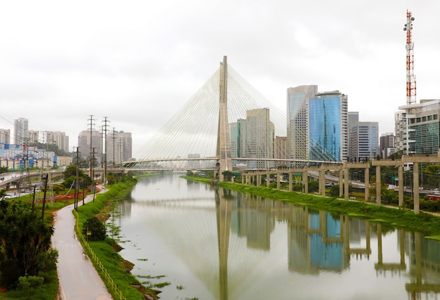 Ponto turístico da cidade de são paulo reflexo da ponte estaiada no rio pinheiros, brasil