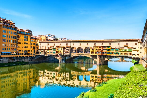 Ponto turístico famoso ponte vecchio em florença, itália.