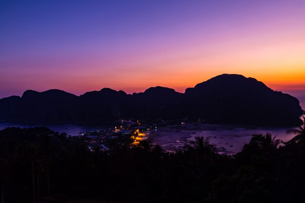 Ponto vista, phi phi don, em, a, noite, e, crepúsculo, em, phi phi ilha, krabi, tailandia