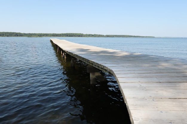 El pontón de madera en el lago.