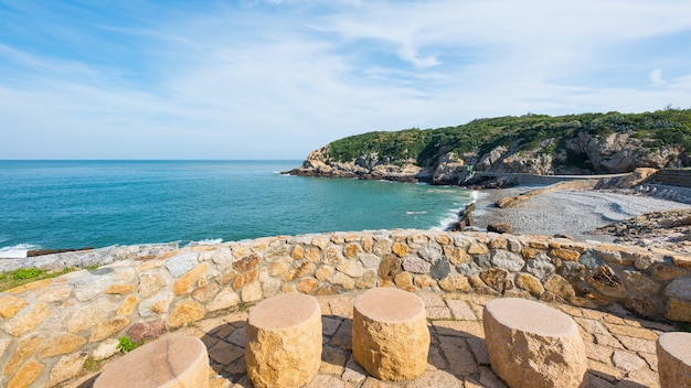 Foto pontos cênicos são montanhas e mar.