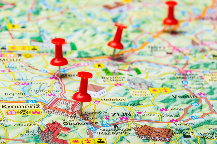 Foto pontos de destino de viagem em um mapa indicado com tachinhas coloridas