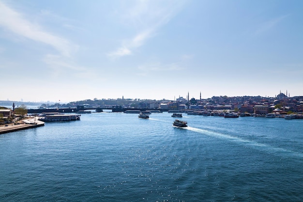 Pontos turísticos da arquitetura da cidade de Istambul e passeios de barco em navios
