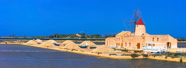 Pontos turísticos da ilha da sicília - salinas e moinhos de vento em marsala, itália