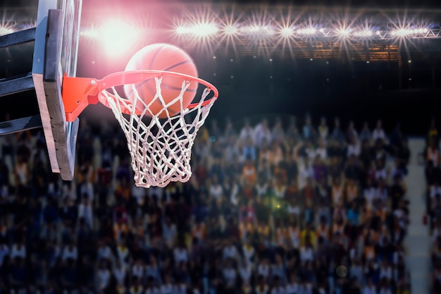 Pontuação de basquete durante partida na arena