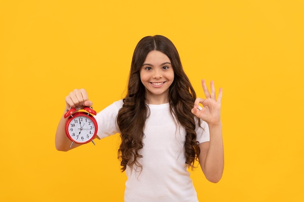 Pontualidade garoto feliz segura despertador na última chance para vendas de compras bom dia