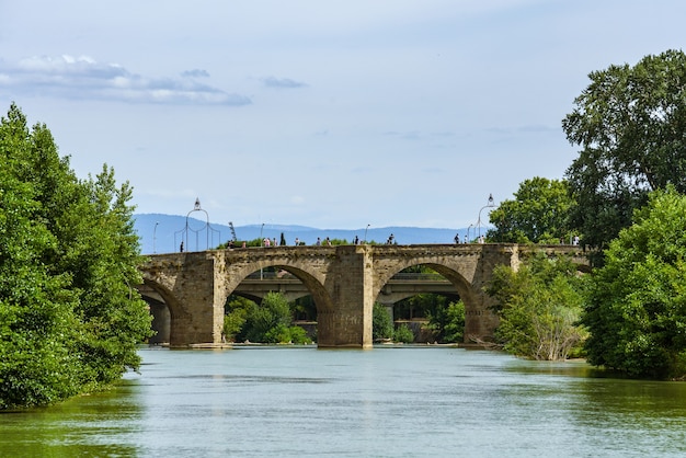 PontVieux Puente Viejo del siglo XIV se extiende sobre el río Aude en la ciudad francesa de Carcassonne