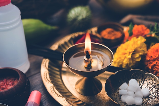 Foto pooja material, artículos o puja sahitya en religión hindú de la india, dispuestos en grupo. enfoque selectivo