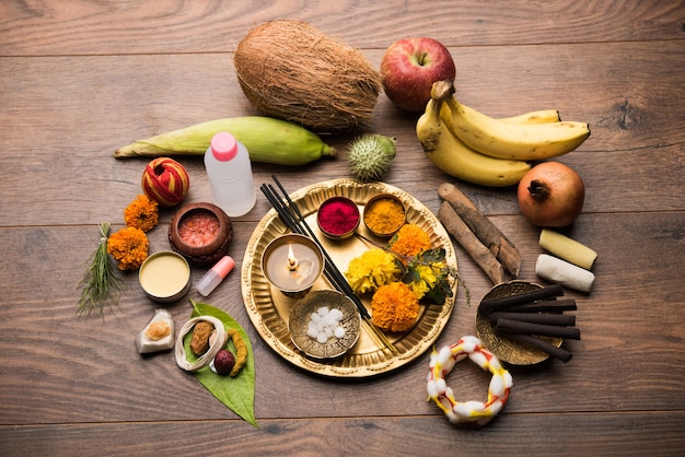 Foto pooja material, itens ou puja sahitya na religião hindu da índia, organizados em um grupo. foco seletivo