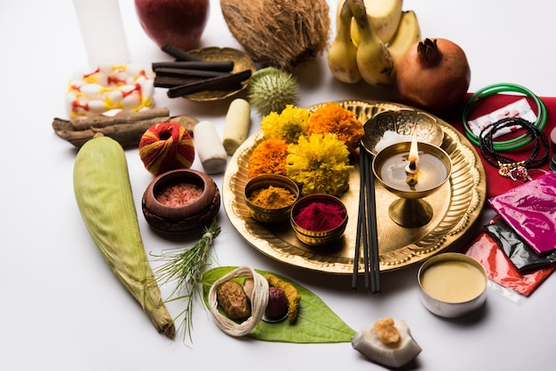 Pooja Material, itens ou Puja Sahitya na religião hindu da Índia, organizados em um grupo. foco seletivo