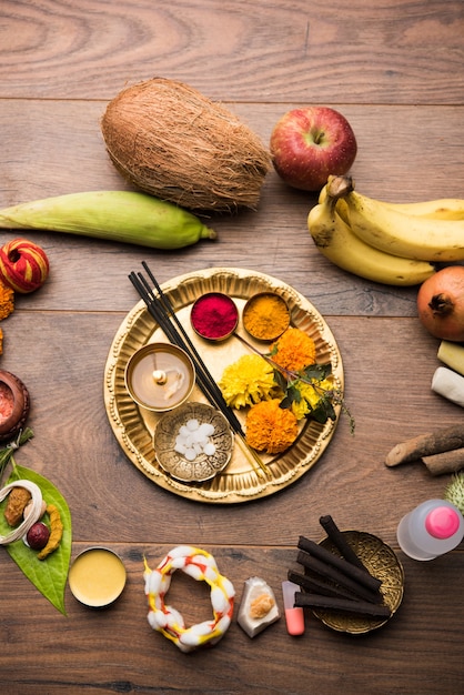 Pooja Material, itens ou Puja Sahitya na religião hindu da Índia, organizados em um grupo. foco seletivo