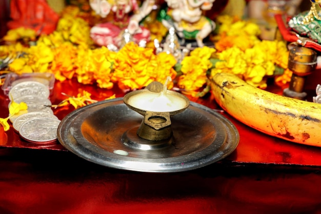 Pooja Material Puja Sahitya en la religión hindú de la India organizada en un enfoque selectivo grupal
