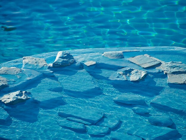 Pool mit einem Stein im Wasser.