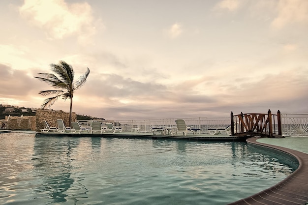 Pool mit meerblick in philipsburg sint maarten Swimmingpool mit blauem wasser unter abendhimmel Strandurlaub bei Caribbean Wanderlust travel and trip