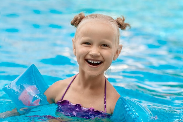Pool Sommerferien Happy Smilling Little Girl viel Spaß beim Spielen im Pool Aqua Park für Kinder