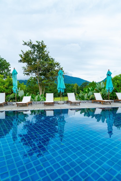 Poolbett um Swimmingpool mit Berghügelhintergrund