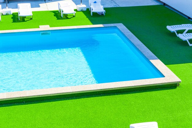 Pooldesign in einer modernen Residenz Sonniges Wetter Sonnenliegen Urlaub