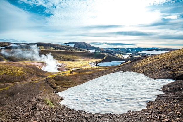 Pools mit kochendem Wasser und Schnee in den Bergen auf der 54 km langen Wanderung von Landmannalaugar, Island