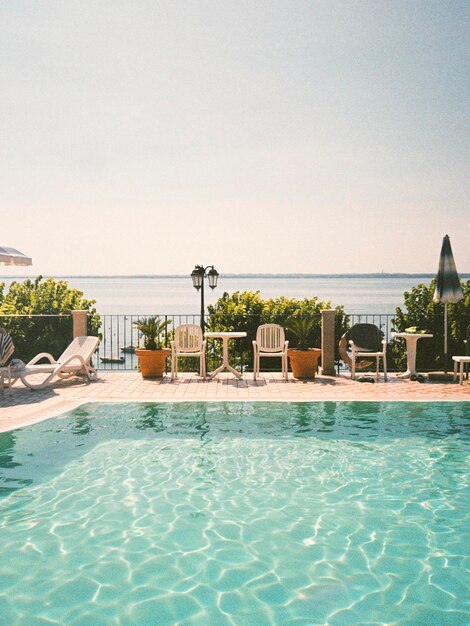 Foto poolside in italien an einem heißen sommertag auf 35mm analogem kodak gold 200 film