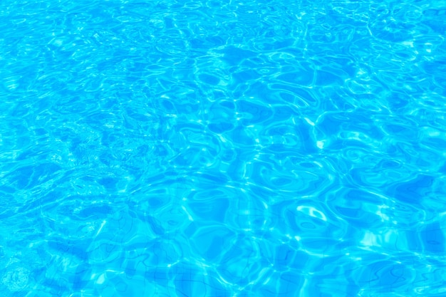 Poolwasser, das in der Sonne sich reflektiert