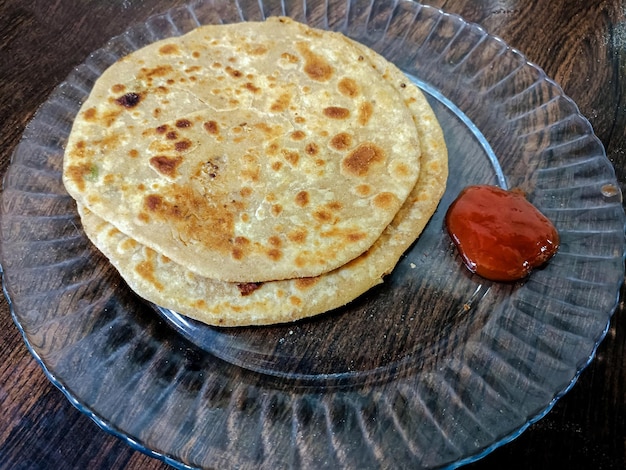 Poori un desayuno indio ideal servido con salsa de tomate