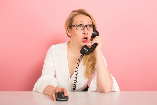 Pop-eyed Geschäftsfrau mit Vintage Telefon