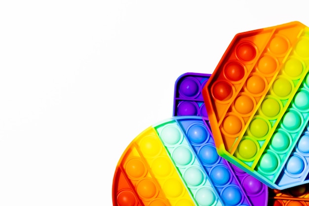 Foto pop it antistress zappelspielzeug buntes regenbogenspiel isoliert auf weißem hintergrund