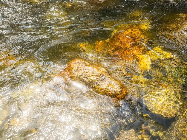 Pop rocas en el río