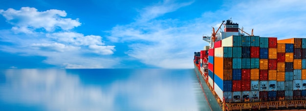 Foto la popa de la caja de contenedores de importación y exportación de un gran buque de carga en el mar oceánico en el concepto de fondo del cielo azul, la logística de transporte y el servicio al cliente y el cambio de suministro