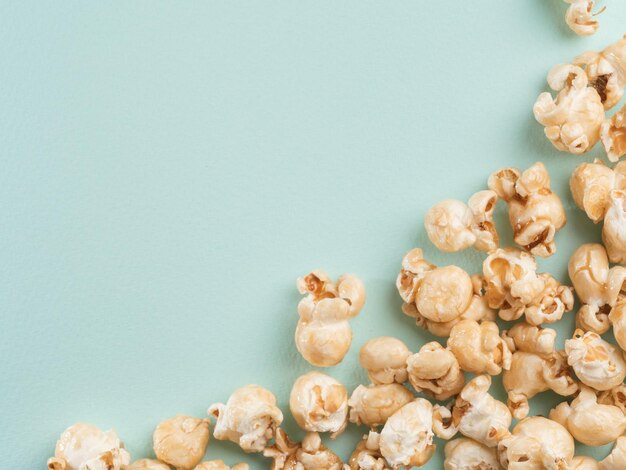 Foto popcorn auf blauem hintergrund mit kopierraum