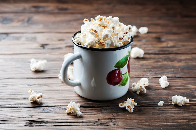 Popcorn auf dem Holztisch