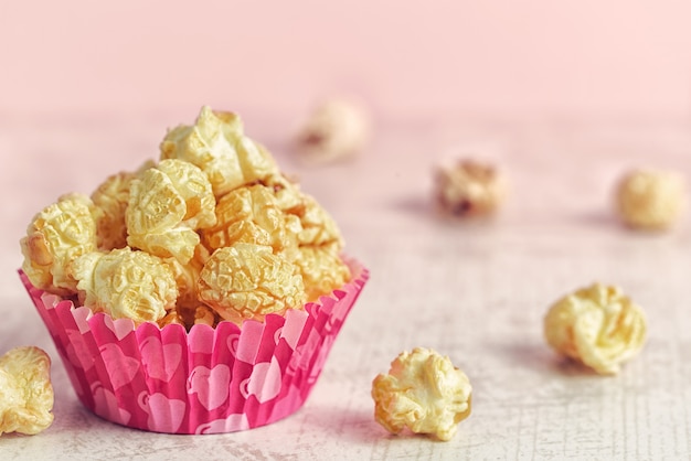 Popcorn auf dem Tisch.