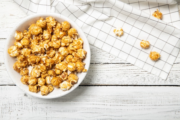 Popcorn auf einem hölzernen Hintergrund