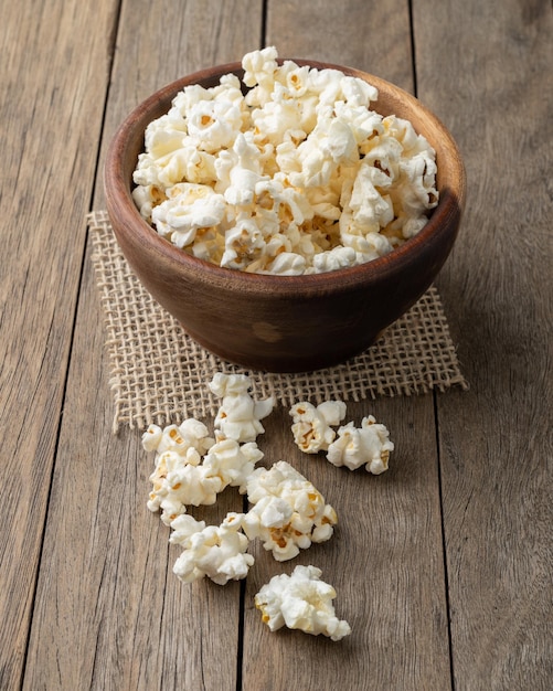 Popcorn auf einer Schüssel über Holztisch