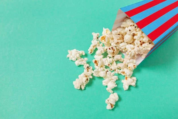 Popcorn auf farbigem Hintergrund