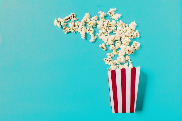 Popcorn auf farbigem Hintergrund