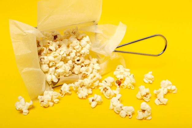 Popcorn auf farbigen Hintergründen