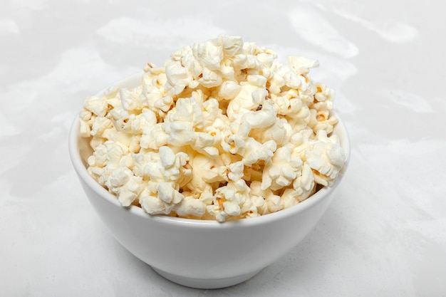 Popcorn auf farbigen Hintergründen