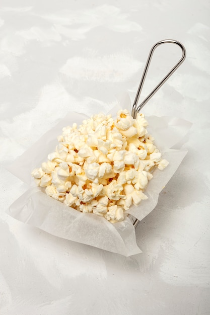 Popcorn auf farbigen Hintergründen