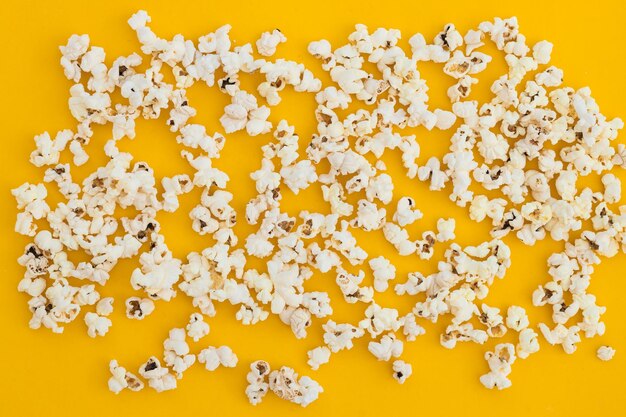 Popcorn auf gelbem Grund