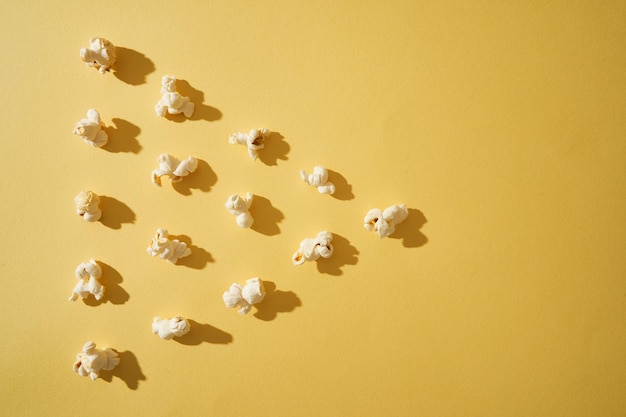 Popcorn auf gelbem Hintergrund Kopierbereich Popcorn-Sammlung