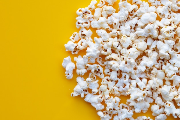 Popcorn auf gelbem Papier