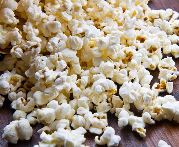 Popcorn auf Holz