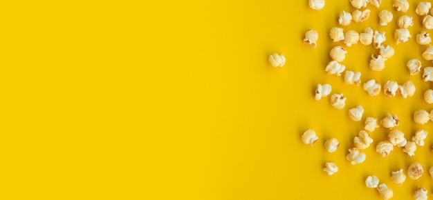 Popcorn auf Pastellfarbenhintergrund