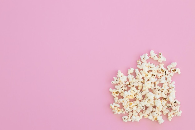 Popcorn auf rosa Hintergrund