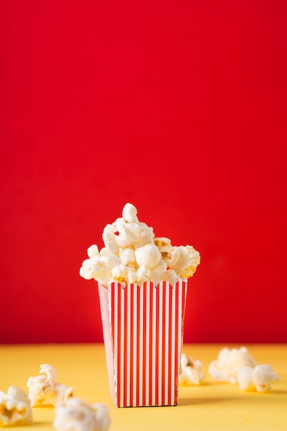 Foto popcorn auf rotem hintergrund mit kopienraum