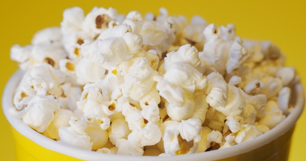 Popcorn-Box auf gelbem Hintergrund.