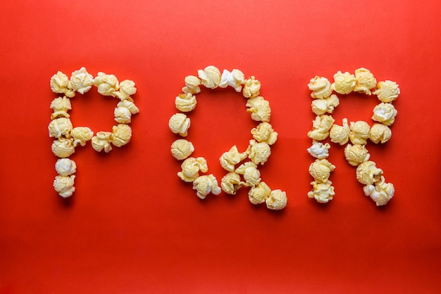 Popcorn, das Buchstaben P, Q, R auf rotem Hintergrund bildet