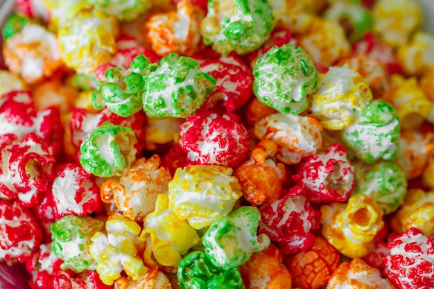 Foto popcorn em esmaltes doces multicoloridos em foco seletivo de close-up a granel